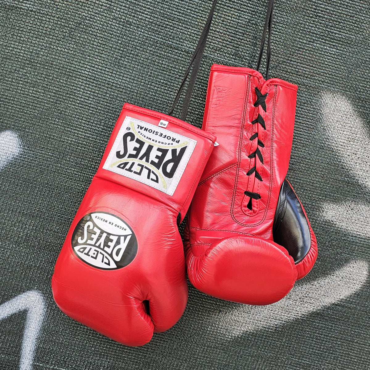 CLETO REYES FIGHT GLOVES TRADITIONAL LACE RED/BLACK