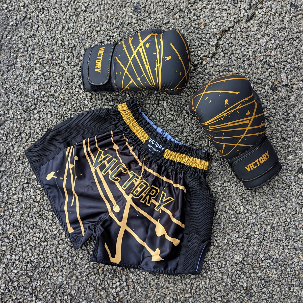 VICTORY GLOVES BOXING SPLASH SYNTEC HOOK AND LOOP BLACK/GOLD