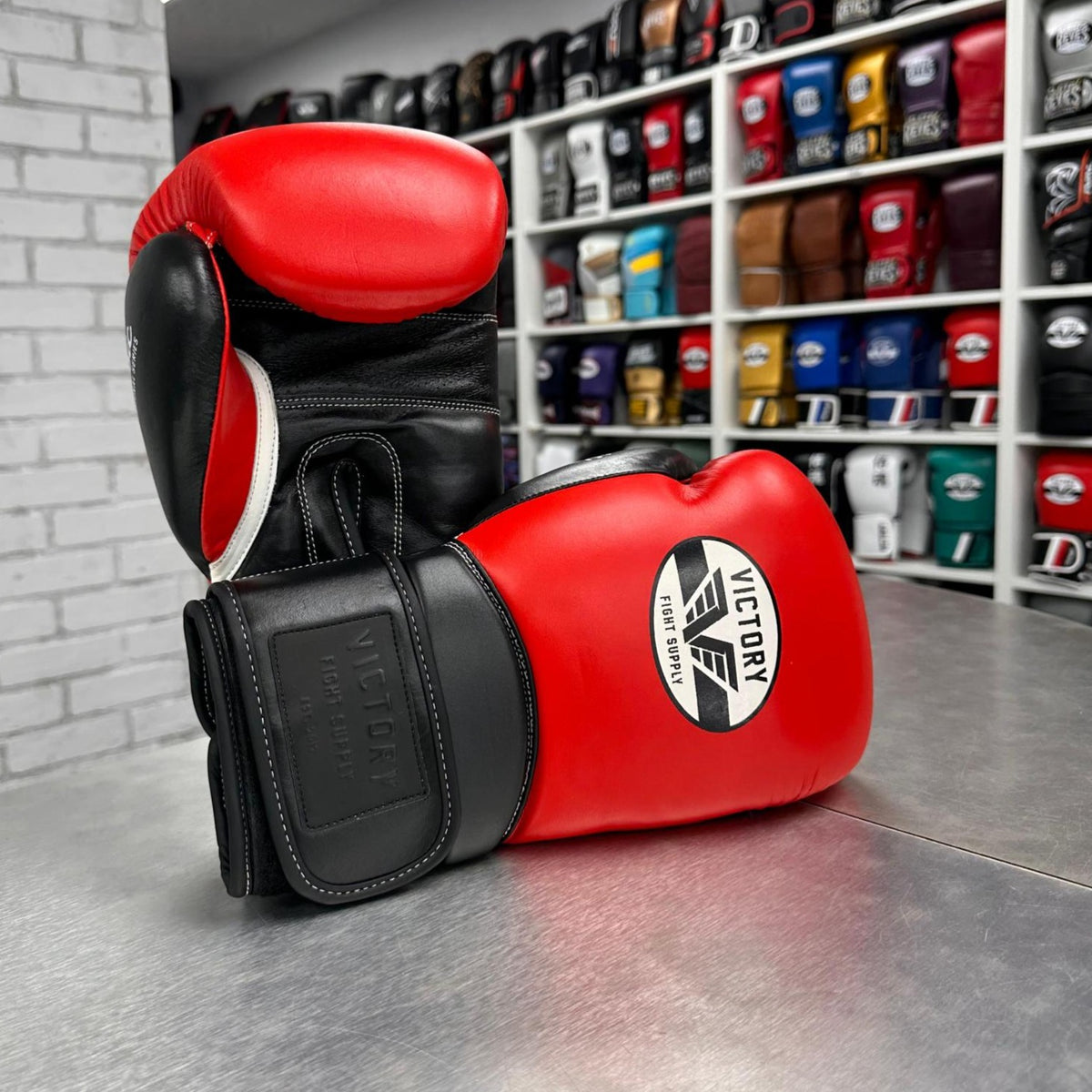 VICTORY GLOVES CLASSIC LEATHER HOOK & LOOP RED/BLACK