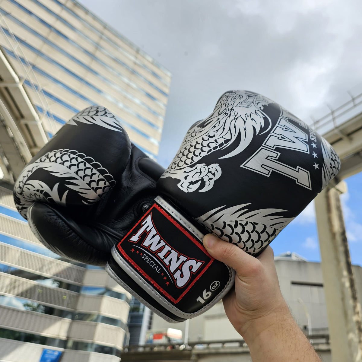 TWINS GLOVES LEATHER HOOK AND LOOP DRAGON BLACK / SILVER